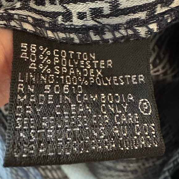 Very flattering. Button up blue and white pattern jacket. Flap pockets - Picture 5 of 6